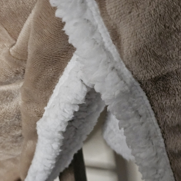⭐️40% Off⭐️ Socialite Hooded Sherpa Throw Poncho - Picture 9 of 14
